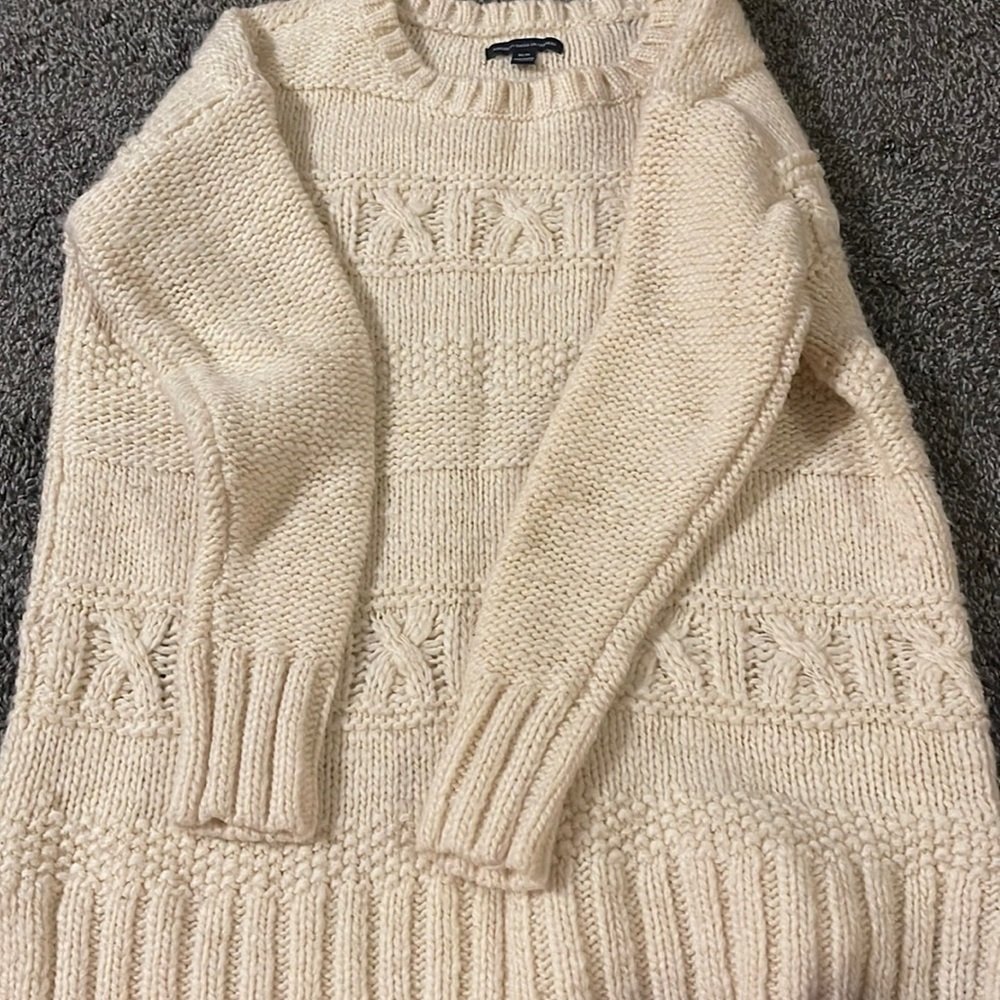 American eagle off white sweater. Size medium